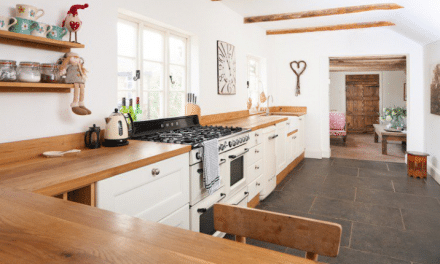 10 idées de cuisine blanche avec du bois