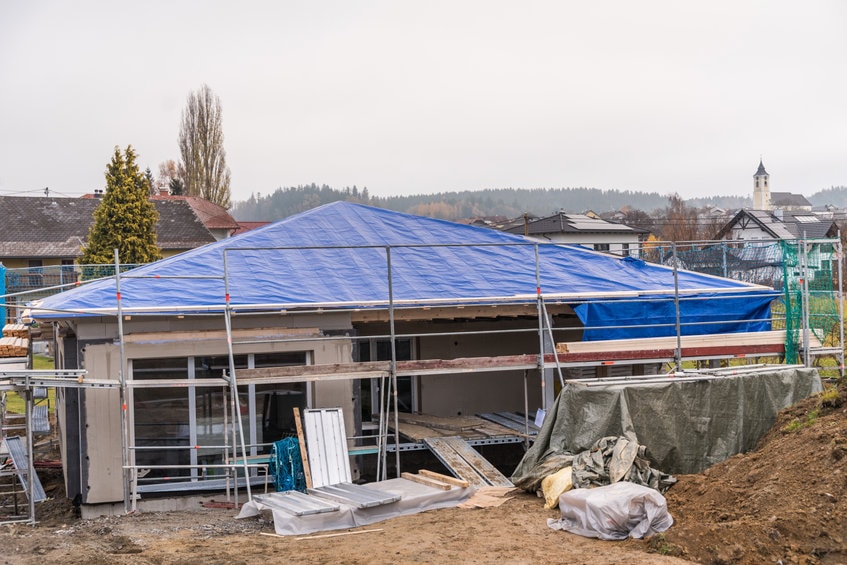 Charpentier et couvreur : quelle bâche toiture choisir entre la 240 g en polyéthylène et la 640 g en PVC ?