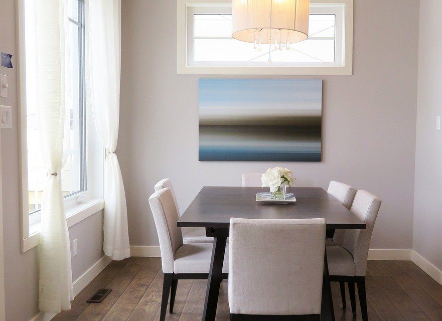 Comment trouver une chaise de salle a manger en bois moderne ?