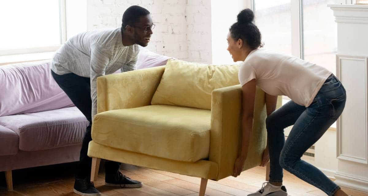 Comment un artisan tapissier rénove-t-il un fauteuil ancien ?