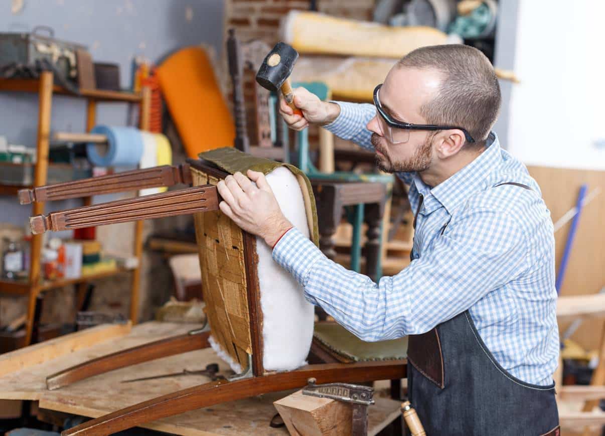 Comment Un Artisan Tapissier R nove t il Un Fauteuil Ancien Unalive Comment Un Artisan Tapissier R nove t il Un Fauteuil Ancien Unalive