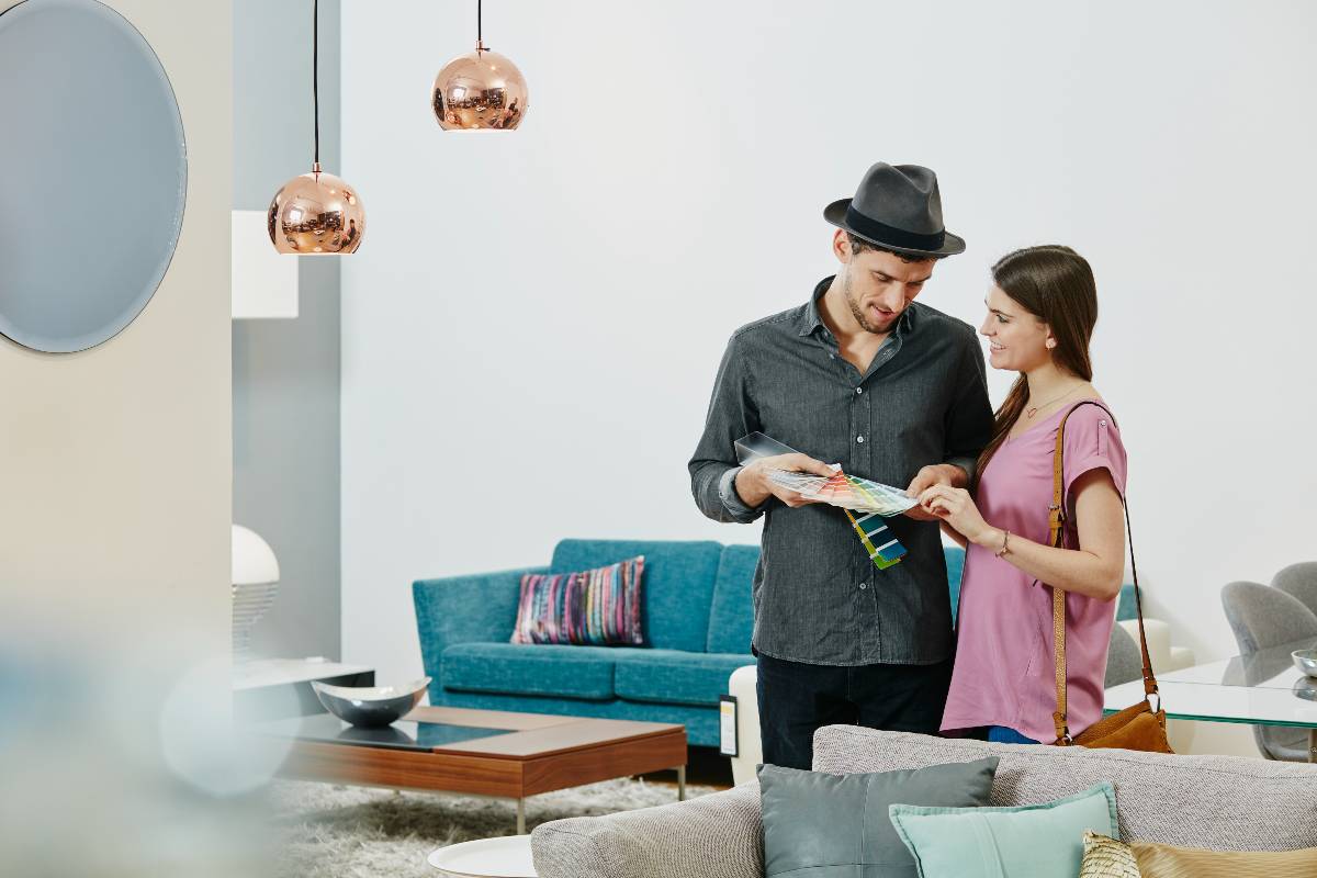 couple dans magasin de meuble